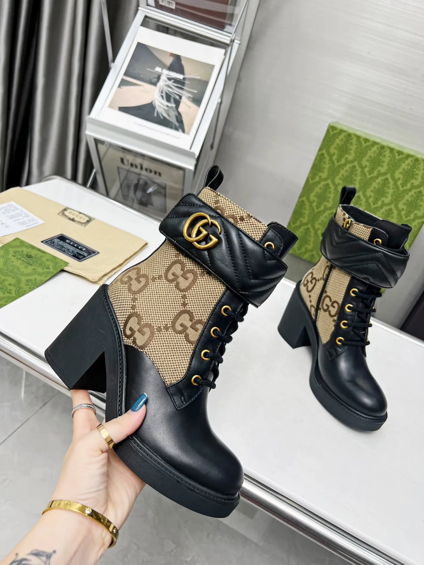 👟👟Ex-factory price 560👟👟 Autumn and winter GUCCI double G ankle boots with original open mold and electric embroidery magic belt khaki GG canvas logo elements, full of high-end feel. The side zipper is super easy to put on and take off. Fabric: cowhide. Lining/foot pad: cowhide. TPU outsole. Heel height 8cm. Size: 35-42#.